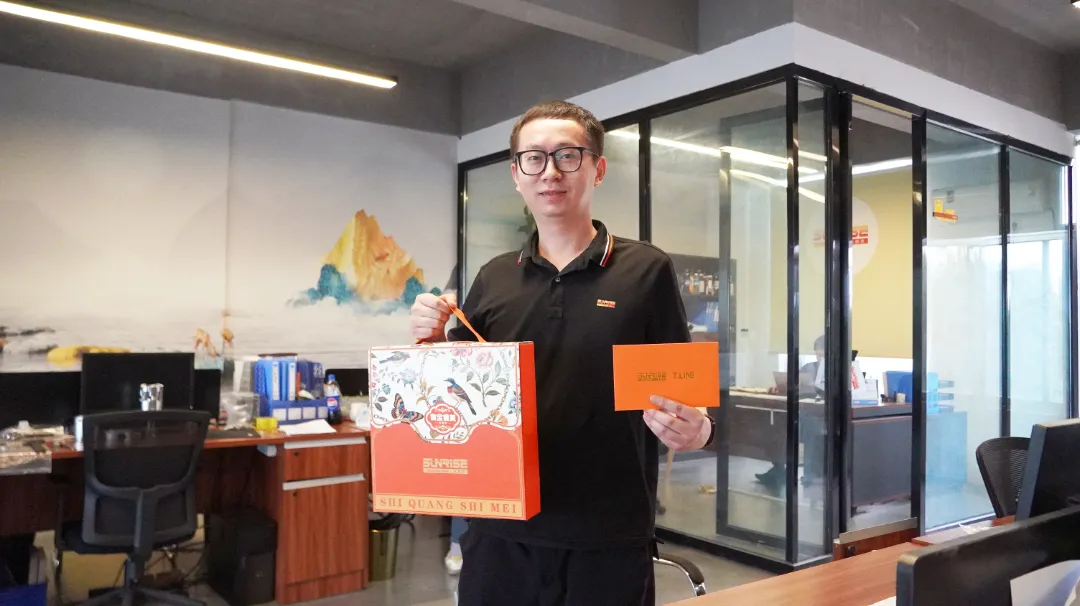公司職員手拿禮盒9.jpg